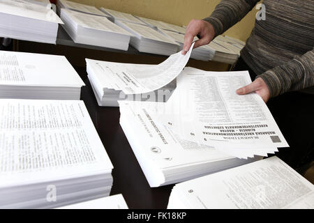 Bratislava, Slowakei. 5. März 2016. Mitglied der Wahlkommission Bezirk bereitet Stimmzettel für die Wähler in einem Wahllokal in Bratislava, Slowakei, 5. März 2016. Den neunten allgemeinen Wahlen in der Slowakei Geschichte startete um 07:00 Ortszeit (GMT-0600) Samstag, mit einigen 4,4 Millionen Wahlberechtigten voraussichtlich ihre Stimme in 5.992 Wahllokalen bundesweit für die 150-köpfigen Parlament. © Andrej Klizan/Xinhua/Alamy Live-Nachrichten Stockfoto