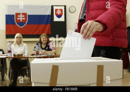 Bratislava, Slowakei. 5. März 2016. Ein Wähler wirft ihre Stimmzettel in einem Wahllokal in Bratislava, Slowakei, 5. März 2016. Den neunten allgemeinen Wahlen in der Slowakei Geschichte startete um 07:00 Ortszeit (GMT-0600) Samstag, mit einigen 4,4 Millionen Wahlberechtigten voraussichtlich ihre Stimme in 5.992 Wahllokalen bundesweit für die 150-köpfigen Parlament. © Andrej Klizan/Xinhua/Alamy Live-Nachrichten Stockfoto