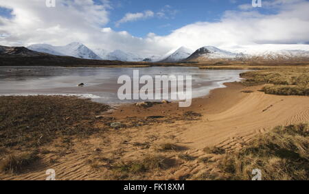 Während des Winters betrachtet von Buidhe Loch Rannoch Moor in Lochaber schwarz montieren. Stockfoto