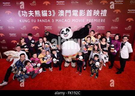 (160305)--MACAO, 5. März 2016 (Xinhua)--geehrt, Gäste und Cartoon Charakter Po der Panda in dem Film Kun Fu Panda 3 für ein Gruppenbild auf der Film-Premiere in Süd-China Macao, 5. März 2016 posieren. (Xinhua/Cheong Kam Ka) (Wjq) Stockfoto