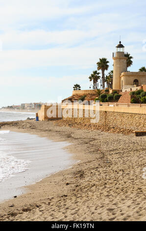 Strand und Strand von Roquetas de Mar mit Leuchtturm am Castillo de Santa Ana y Faro, Roquetas de Mar, Almeria, España Stockfoto