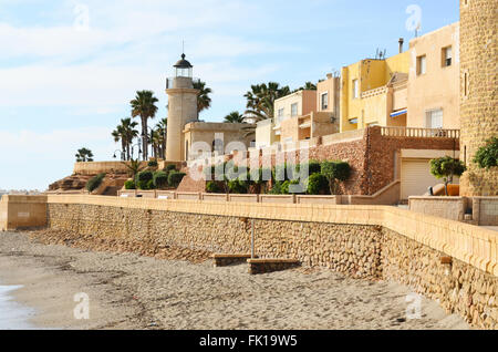 Strand von Roquetas de Mar mit Villen und Leuchtturm am Castillo de Santa Ana y Faro, Roquetas de Mar, Almeria, España Stockfoto