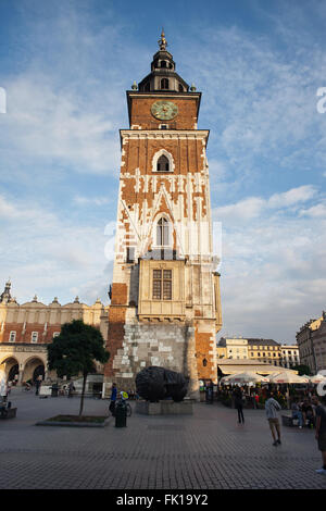 Polen, Krakau, Rathausturm am Marktplatz in der Altstadt, gotische Architektur des 13. Jahrhunderts Stockfoto