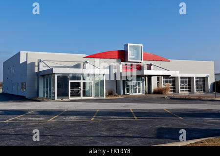 Autohaus aus dem Geschäft, geschlossen und aufgegeben. War früher ein Saturn-Autohändler. Stockfoto