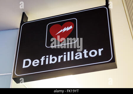 Flughafen-Defibrillator-Zeichen. Automatisierte externe Defibrillatoren (AED) sind tragbare elektronische medizinische Geräte. Stockfoto