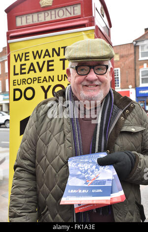 Twickenham, London, UK. 5. März 2016. EU und UKIP Hand Flugblättern zu verlassen. Breitensport, Aktionstag, Kampagne, um die EU verlassen Stockfoto