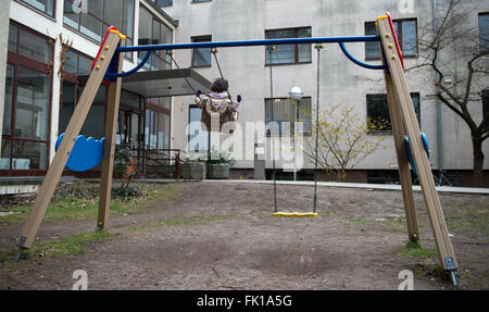 Berlin, Deutschland. 3. März 2016. Ein Flüchtlingskind schwingt vor ein Wohnheim für weibliche Flüchtlinge und Flüchtlingsfamilien in Berlin, Deutschland, 3. März 2016. Foto: BERND VON JUTRZCENKA/Dpa/Alamy Live-Nachrichten Stockfoto