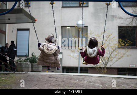 Berlin, Deutschland. 3. März 2016. Flüchtlingskinder Schaukel vor ein Wohnheim für weibliche Flüchtlinge und Flüchtlingsfamilien in Berlin, Deutschland, 3. März 2016. Foto: BERND VON JUTRZCENKA/Dpa/Alamy Live-Nachrichten Stockfoto