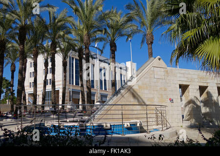 Blick auf eine Skulptur auf einem großen, arbeiten Archimedes' Schraube, Wasser, das von einem kleinen Pool, mit dem Titel 'Modern' in Daniel Garten, für Jerusalem Bürgermeister Daniel Auster am Eingang der Jerusalem city hall complex West Jerusalem Israel benannt Stockfoto