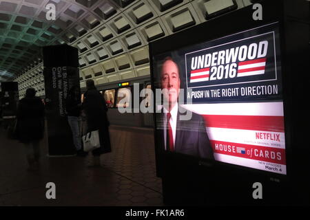Washington, DC, USA. 4. März 2016. Eine Frau geht vorbei an einer Werbetafel für die neue Saison der US-TV-Serie "House Of Cards" in einer u-Bahn-Station in Washington, DC, USA, 4. März 2016. Foto: MAREN HENNEMUTH/Dpa/Alamy Live News Stockfoto