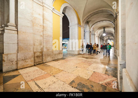 Arkaden in der Praça Do Comércio, Lissabon, Portugal, Europa Stockfoto