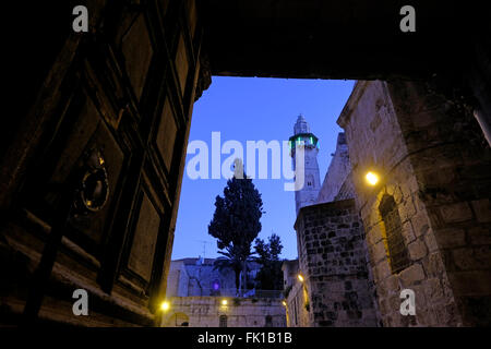 Blick auf das Minarett der Moschee von Omar ibn Khattab gegenüber dem südlichen Innenhof der Grabeskirche in der Muristan-Gegend des Christlichen Viertels. Alte Stadt Ost-Jerusalem Israel Stockfoto