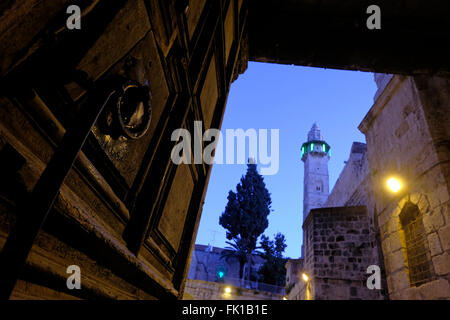 Das Minarett der Moschee von Omar ibn Khattab, das 1193 vom Ayyubiden Sultan Al-Afdal ibn Salah ad-DIN zum Gedenken an das Gebet des Kalifen Omar errichtet wurde, der sich neben der Grabeskirche im christlichen Viertel der Altstadt von Jerusalem Israel befindet Stockfoto