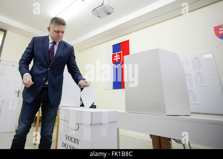 Bratislava, Slowakei. 5. März 2016. Slowakische Ministerpräsident Robert Fico wirft seinen Stimmzettel in einem Wahllokal in Bratislava, Slowakei, 5. März 2016. Den neunten allgemeinen Wahlen in der Slowakei Geschichte startete um 07:00 Ortszeit (GMT-0600) Samstag, mit einigen 4,4 Millionen Wahlberechtigten voraussichtlich ihre Stimme in 5.992 Wahllokalen bundesweit für die 150-köpfigen Parlament. Bildnachweis: TASR/Oliver Ondras/Xinhua/Alamy Live-Nachrichten Stockfoto