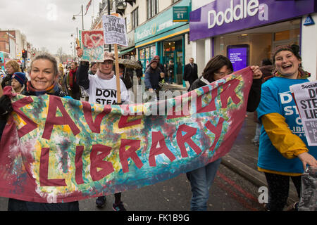 Brixton, London. 5. März 2016. Hunderte zogen durch Brixton gegen Lambeth Räte Bibliothek Stilllegungspläne zu protestieren. Stockfoto