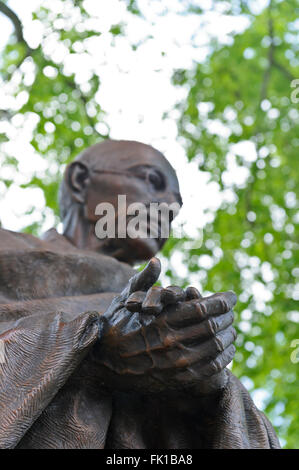 Die Statue von Mahatma Gandhi in Parliament Square, ist ein Werk des Bildhauers Philip Jackson, London, Vereinigtes Königreich. Stockfoto