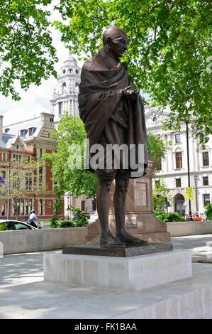 Die Statue von Mahatma Gandhi in Parliament Square, ist ein Werk des Bildhauers Philip Jackson, London, Vereinigtes Königreich. Stockfoto