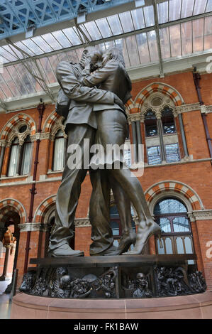 Eine Skulptur von ein paar bekannt als "The Lovers" von Paul Day auf der ersten Etage an den Bahnhof St Pancras, London, England. Stockfoto