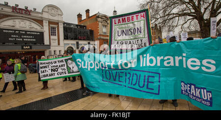 Brixton, London. 5. März 2016. Hunderte zogen durch Brixton gegen Lambeth Räte Bibliothek Stilllegungspläne zu protestieren. Stockfoto