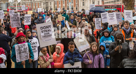 Brixton, London. 5. März 2016. Hunderte zogen durch Brixton gegen Lambeth Räte Bibliothek Stilllegungspläne zu protestieren. Stockfoto