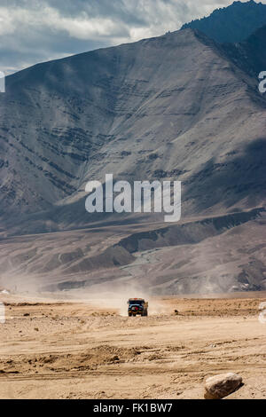 LKW in der Wüste von Ladakh Front der Berge Stockfoto