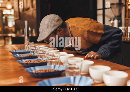 Afrikanischer Mann bei einer Verkostung, wobei das Aroma Kaffee Stockfoto