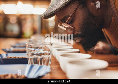 Genießen Sie den Duft von frischem Kaffee bei Verkostung Afrikaner Stockfoto