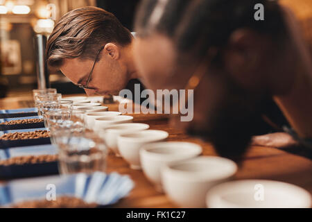 Baristas bücken Reihen von frischen Kaffee bei einer Weinprobe Stockfoto