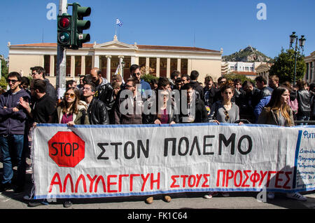 Athen, Griechenland. 5. März 2016. Demonstranten halten einen Banner, das liest "Nein zum Wat. Solidarität mit den Flüchtlingen. Griechischen Union PAME (alle Arbeitnehmer Millitant Front) organisiert eine Demonstration in Athen für die Flüchtlinge, die Griechenland einreisen. Bildnachweis: George Panagakis/Pacific Press/Alamy Live-Nachrichten Stockfoto
