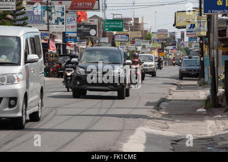 Typische Straßenszene Indonesisch: eine vernünftige Straße mit vielen Motorrädern, aber nirgendwo zum Wandern. Stockfoto