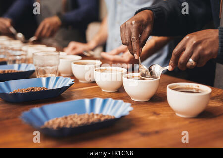 Barista training, um die perfekte Tasse Kaffee Stockfoto