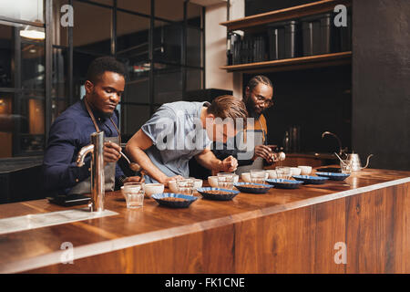 Barista Training in einem modernen Rösterei mit Sorten von Kaffee Stockfoto