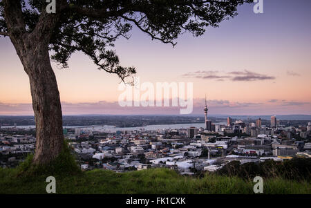 Ein Blick Auckland bei Sonnenuntergang aus dem Überrest-Vulkan Mt. Eden. Stockfoto