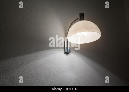 in einem Schlafzimmer hängt eine Pendelleuchte für die Wand Stockfoto