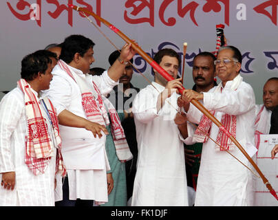 (160305)--NAGAON, 5. März 2016 (Xinhua)--Indian National Congress Party Vize-Präsident Rahul Gandhi (2. R Front) mit Pfeil und Bogen auf einer Kundgebung während seines zweitägigen Besuchs in Assam im Nordosten Nagaon, indischen Bundesstaat Assam, 5. März 2016 präsentiert. Wahlkommission Indiens kündigte am Freitag einen Zeitplan für die anstehenden Kommunalwahlen in fünf indischen Bundesstaaten Assam, Puducherry, Westbengalen, Kerala und Tamil Nadu einschließlich. (Xinhua/Stringer) Stockfoto