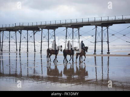 Saltburn von Meer, North Yorkshire, England, UK, 5. März 2016. Wetter: Reitern in der Nähe Saltburns viktorianischen Pier an einem kalten Samstag Morgen wie ein eisiger Wind der kalten Nordsee, Credit bläst: Alan Dawson News/Alamy Live News Stockfoto