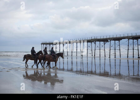 Saltburn von Meer, North Yorkshire, England, UK, 5. März 2016. Wetter: Reitern in der Nähe Saltburns viktorianischen Pier an einem kalten Samstag Morgen wie ein eisiger Wind der kalten Nordsee, Credit bläst: Alan Dawson News/Alamy Live News Stockfoto