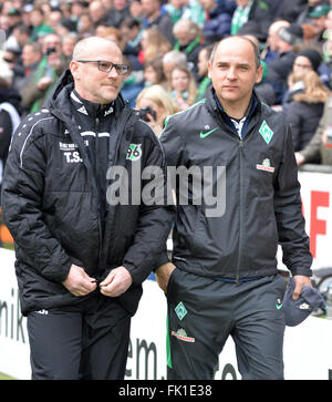 Werder Cheftrainer Thomas Schaaf Und Seine Frau Astrid Fur Die Jahrliche Weihnachtsfeier Der Deutschen Fussball Bundesliga Fussball Club Werder Bremen Im Restaurant El Mundo In Bremen Deutschland 11 Dezember 2011 Kommen Foto Carmen Jaspersen