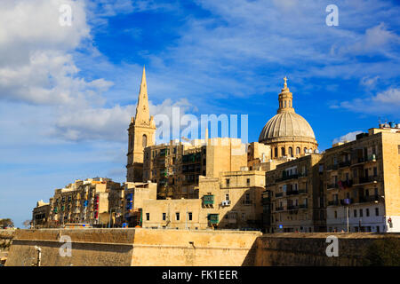 Die Kuppel der Kirche der Muttergottes von Karmel und der Turm der St. Pauls Kathedrale, Floriana, Valletta, Malta Stockfoto