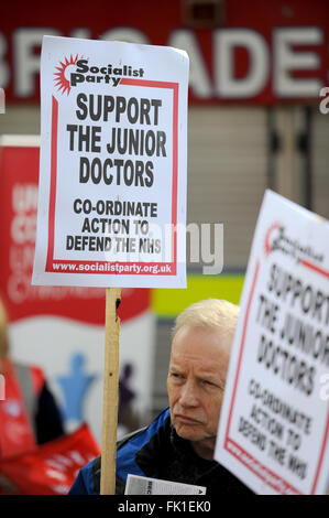 Cardiff, Wales, UK. Ein Mann hält eine sozialistische Partei "Unterstützt die Junior-Ärzte" Zeichen als eine Kundgebung in welche Labour Leader Jeremy Corbyn MP Adressen Massen gegnerischen Tory plant, den Gewerkschaften zu schwächen. Stockfoto