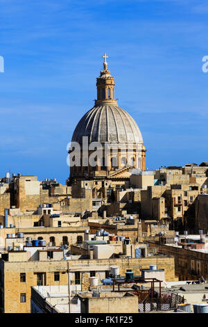 Die Kuppel von unserer lieben Frau vom Berge Karmel Kirche über den Dächern von Floriana, Valletta, Malta Stockfoto