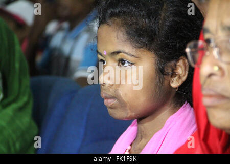 Dhaka, Bangladesch. 5. März 2016. Saure Überlebende besuchen die nationale Jahrestagung 2016 Shishu Academy organisiert von Acid Survivors Foundation in Dhaka am 5. März 2016. In Bangladesch wurden 3625 Menschen Opfer der Säureattacken in 3270 Vorfälle Since1999.  1847 waren weiblich, 901 waren männlich und 877 waren Kinder, nach der ASF. Bildnachweis: Rehman Asad/Alamy Live-Nachrichten Stockfoto