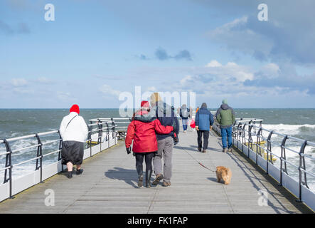 Saltburn von Meer, North Yorkshire, England, UK, 5. März 2016. Wetter: gut eingepackt spazieren Samstag auf Saltburn viktorianischen Pier wie ein eisiger Wind der kalten Nordsee bläst. Bildnachweis: Alan Dawson News/Alamy Live-Nachrichten Stockfoto