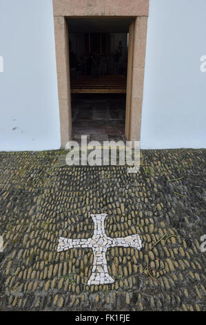 Eingang zur kleinen Kapelle bei Anjos, Santa Maria Insel Archipel der Azoren, Portugal Stockfoto