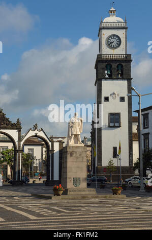 Der Hauptplatz und Stadt Tore von Ponta Delgada. Sao Miguel. Azoren. Portugal. Stockfoto