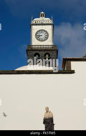 Die Bell Tower der Matriz Kirche und Denkmal für Joaquim Silvestre Serrao. Ponta Delgada. São Miguel. Azoren. Portugal. Stockfoto