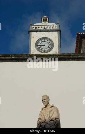 Die Bell Tower der Matriz Kirche und Denkmal für Joaquim Silvestre Serrao. Ponta Delgada. São Miguel. Azoren. Portugal. Stockfoto