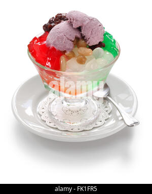 Halo-Halo, Filipino Sommer-Dessert isoliert auf weißem Hintergrund Stockfoto