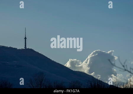 Vitosha Berg mit Fernsehturm über Stadt Sofia, Bulgarien Stockfoto