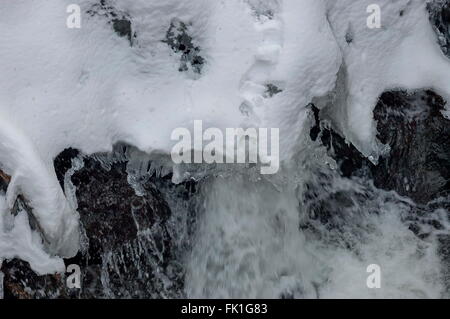 Gefrorenen Eis Form über fließend Wasser im Fluss Stockfoto